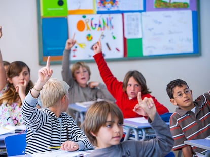 Varios alumnos en una clase.