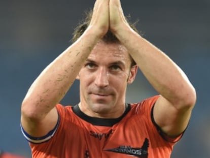Del Piero saluda a los aficionados de Nueva Delhi tras un partido de la Superliga de India.