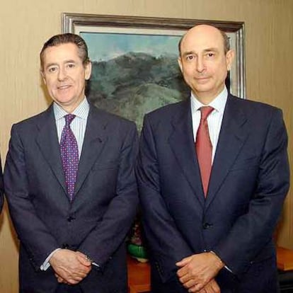 El presidente de Caja Madrid, Miguel Blesa (izquierda), y el de Iberia, Fernando Conte.