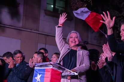 Jeannette Jara celebra la victoria de las elecciones primarias presidenciales en Santiago, Chile.