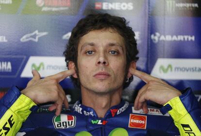 Yamaha MotoGP rider Valentino Rossi of Italy puts in earplugs before a free practice session of the Malaysian Motorcycle Grand Prix at Sepang International Circuit near Kuala Lumpur, Malaysia, October 23, 2015. REUTERS/Olivia Harris