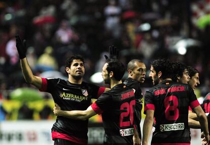 Diego Costa celebra junto a sus compañero el gol que ha marcado ante el Sevilla. El 0-1 del encuentro en el minuto cinco.