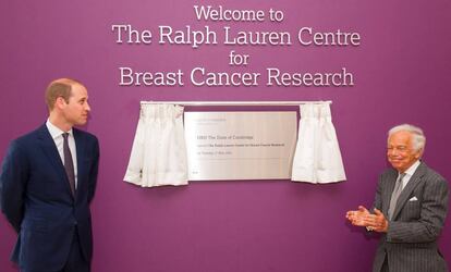 El príncipe Guillermo y Ralph Lauren en la inauguración del centro para la investigación del cáncer de mama en Londres.