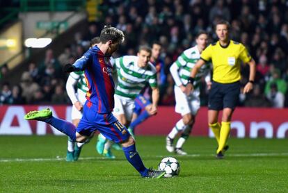 Lionel Messi del FC Barcelona marca su segundo gol de penalti.