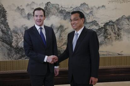 Osborne, ministro de Finanzas, con el primer ministro Li Keqiang este lunes.
