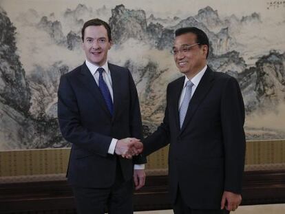 Osborne, ministro de Finanzas, con el primer ministro Li Keqiang este lunes.