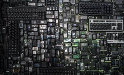 Móviles y teclados en desuso expuestos en el Metropolitan Electronics Recycling Center de Yongin, al sur de Seúl.