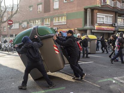 Activistas de los CDR vuelcan una contendedor de basura en el barrio del Clot de Barcelona, esta mañana.