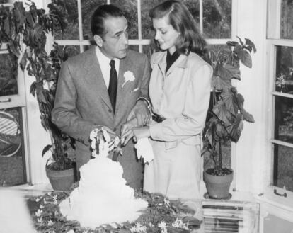 Lauren Bacall y Humphrey Bogart cortando la tarta.