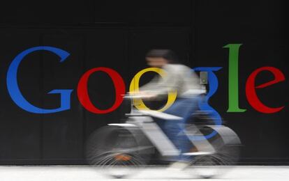 Un empleado pedalea ante la entrada de la sede de Google en Z&uacute;rich