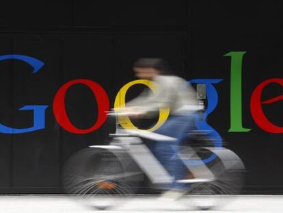 Un empleado pedalea ante la entrada de la sede de Google en Z&uacute;rich