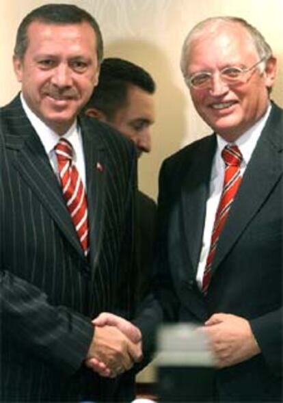 El primer ministro turco, Recep Tayyp Erdogan, junto al comisario para la Ampliación de UE, Gunther Verheugen.