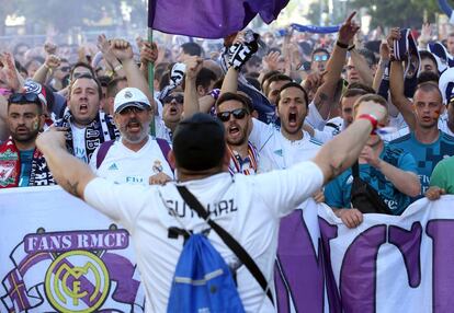 Aficionados del Real Madrid en la ciudad de Kiev (Ucrania) antes de la final de la Champions League, el 26 de mayo de 2018.