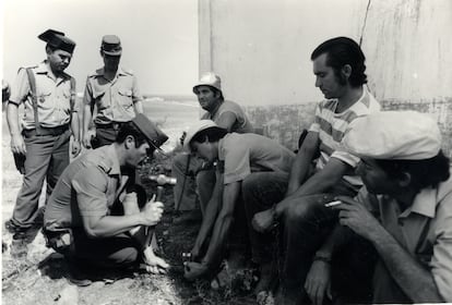 Un guardia civil cortaba en 1983 las cadenas de un jornalero en la finca Las Penas de Paterna del Campo (Huelva), tras su ocupación.