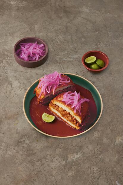 Virgilio Martínez recoge la receta de las tortas ahogadas típicas de Jalisco en su libro 'America Latina Gastronomía' (Phaidon). Es una elaboración a base de un pan crujiente llamado birote, que se rellena de carne de cerdo y se sumerge en salsa picante de chile de árbol.