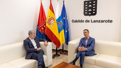 El presidente del Gobierno, Pedro Sánchez, este lunes en un encuentro con el presidente de Canarias, Fernando Clavijo, en la sede del Cabildo de Lanzarote, en Arrecife.
