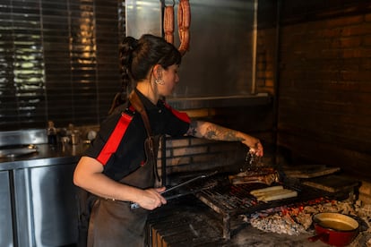 La cocinera Anaí Meléndez, en la parrilla a la vista de los comensales.