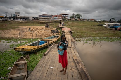 Una joven besa a un bebé en el puerto de Benjamin Constant, Brasil.