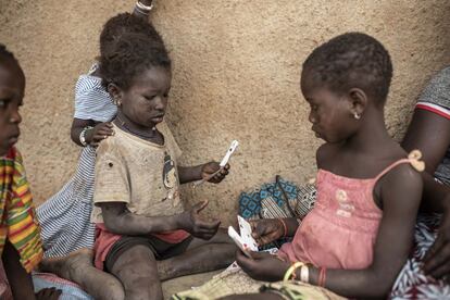 Dos niñas juegan a las cartas en el campo de desplazados de Barsalogho. Los pequeños representan un alto porcentaje de las personas desplazadas en Burkina Faso.
