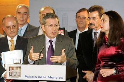 Luis Carbonel (en el centro), junto a representantes de otras asociaciones, tras el encuentro en La Moncloa.