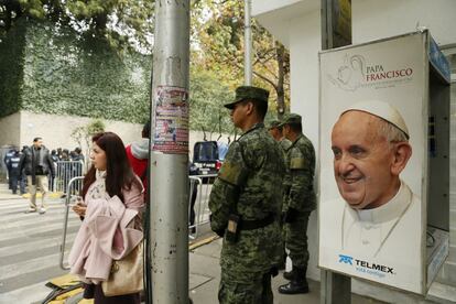 Militares resguardan la Nunciatura Apostólica en la Ciudad de México.
