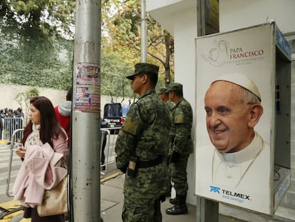 Militares resguardan la Nunciatura Apostólica en la Ciudad de México.