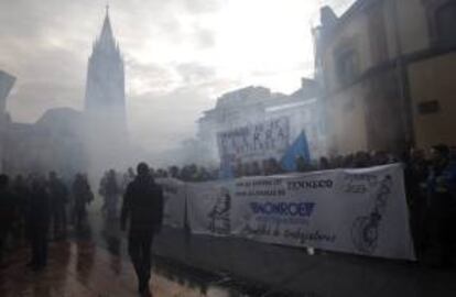 La plantilla de Tenneco, junto con trabajadores de otras empresas asturianas afectadas por cierres o reestructuraciones, han iniciado una concentración en la plaza de la Catedral de Oviedo: