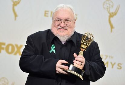 George R. R. Martin, con uno de los Emmy de 'Juego de tronos'.