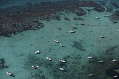 An aerial view of boats near coral reefs and Sargassum algae in Cancun, August 13, 2015. Cancunâ€™s transformation in the 1970s from a small Caribbean fishing village into a strip of nightclubs and high-rise hotels has reduced biodiversity and polluted water resources as infrastructure struggles to keep up.  REUTERS/Edgard Garrido TPX IMAGES OF THE DAYPICTURE 4 OF 34 FOR WIDER IMAGE STORY 'EARTHPRINTS: CANCUN'SEARCH 'EARTHPRINTS CANCUN' FOR ALL IMAGES      TPX IMAGES OF THE DAY     