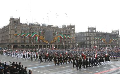 Vista general del desfile militar que encabezó el presidente mexicano, Enrique Peña Nieto, desde el balcón de Palacio Nacional en el marco de la celebración del 205 Aniversario de la Independencia del país.