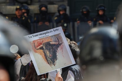 Protesta en el exterior del Congreso de Ciudad de México, el 18 de marzo de 2025.