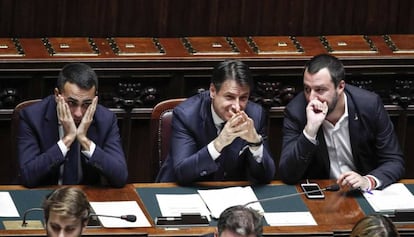 El primer ministro italiano, Giuseppe Conte, flanqueado por los viceprimeros ministros, Luigi di Maio y Matteo Salvini.