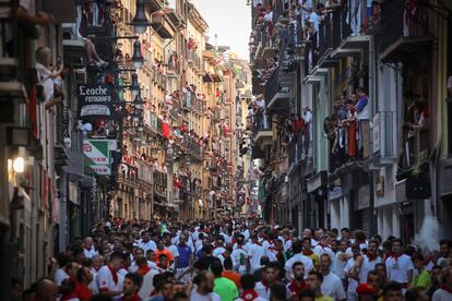 Ambiente en la calle Estafeta, durante del séptimo encierro.