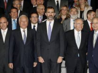 El príncipe Felipe acompañado por el ministro de Asuntos Exteriores, José Manuel García Margallo (2i), el presidente de CaixaBank, Isidro Fainé (2i), y el presidente de OHL, Juan Miguel Villar-Mir (d), posa para la foto de familia en la clausura de un encuentro de altos responsables de empresas que, bajo el lema "Liderando sin fronteras", ha organizado la Confederación Española de Directivos y Ejecutivos (CEDE) para analizar los desafíos de la internacionalización, hoy en Madrid.