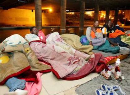 Inmigrantes subsaharianos acampados bajo el puente de Ademuz, en Valencia.