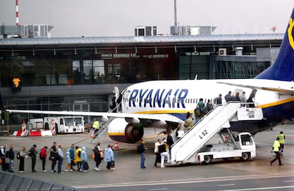 Un avión de Ryanair recibe a los pasajeros en el aeropuerto de Riga (Letonia).