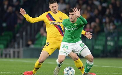 Lenglet disputa el balón con Aleñá. 