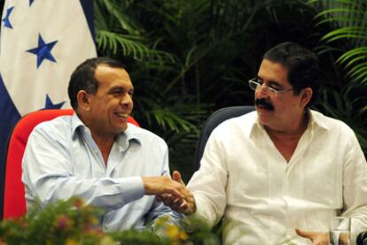 Porfirio Lobo (izquierda) y Manuel Zelaya, en mayo en Managua.