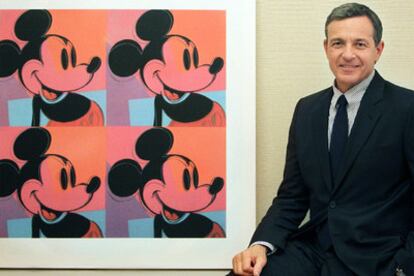 Robert Iger, presidente de Disney, junto a una imagen del ratón Mickey.