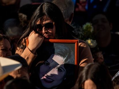 Una mujer durante la ceremonia de despedida y funeral de Viviana, Daniela y Paola el 22 de enero, en Colotlán (Jalisco).