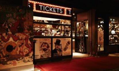 Entrada de Tickets, un híbrido entre un circo, una feria y un teatro de coristas.