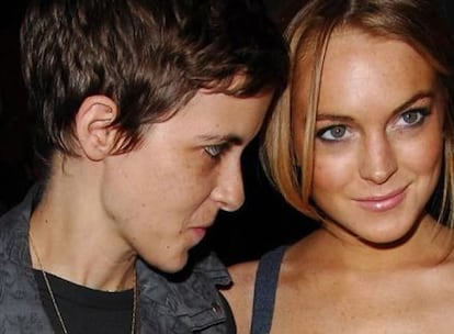 Lindsay Lohan y Samantha Ronson ya no se pueden "morder la lengua por más tiempo". Así han declarado ambas en sendos <i>blogs</i> al incluir una entrada en la que hablan de Sarah Palin. Sumándose a las críticas de Matt Damon y Pamela Anderson, la pareja despotricó en contra de la candidata republicana a vicepresidenta de Estados Unidos, llamándola "homófoba cerrada de mente y obsesa de los medios de comunicación". "Me parece muy interesante que la mayor aspiración de una mujer que hoy quiere ser la segunda a bordo en Estados Unidos era hace cuatro años ser un rostro ancla en la televisión. Probablemente sea a lo único que puede optar".