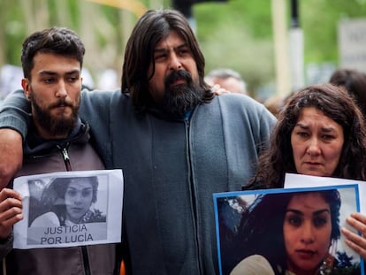 Los padres de Lucía Pérez durante una marcha para exigir justicia, en 2016