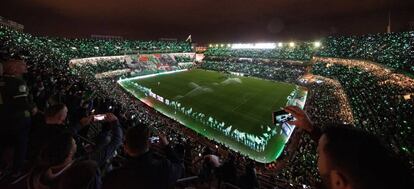 El estadio del Real Betis, el Benito Villamarín, iluminado por los móviles de sus aficionados y por las luces LED que instaló el club.