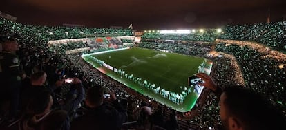 El estadio del Real Betis, el Benito Villamarín, iluminado por los móviles de sus aficionados y por las luces LED que instaló el club.