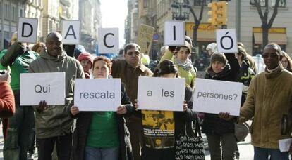 Miembros de las plataformas de afectados por la hipoteca protestan frente a la sede central de CatalunyaCaixa en la via Laietana de Barcelona.