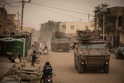 Unos vehículos blindados de la Operación Barkhane, el pasado diciembre en una calle de Tombuctú (Malí).