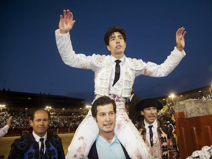 El diestro &Aacute;lvaro Lorenzo, que cort&oacute; tres orejas, a hombros tras la corrida del Corpus Christi, celebrada ayer en Toledo.