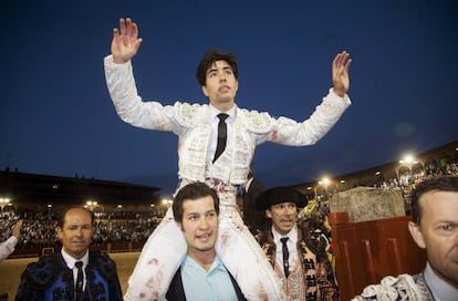 El diestro &Aacute;lvaro Lorenzo, que cort&oacute; tres orejas, a hombros tras la corrida del Corpus Christi, celebrada ayer en Toledo.