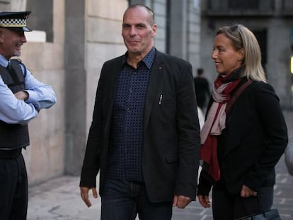 Iannis Varufakis i la seva dona, Danae Stratou, a la plaça de Sant Jaume.